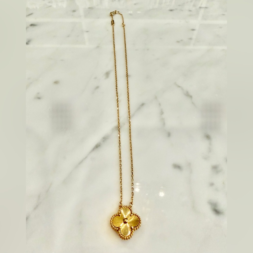 Elegant Gold Plated Clover Pendant Necklace Adjustable 16-18"